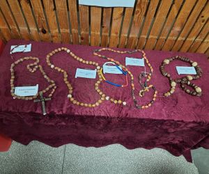 Wystawa różańców na szkolnym korytarzu