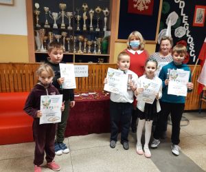 Laureaci trzymają dyplomy i wraz z opiekunami pozują do zdjęcia