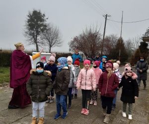 Królowa zapoznaje dzieci z misją, jaką mają spełnić, by  uratować ją przed smokiem