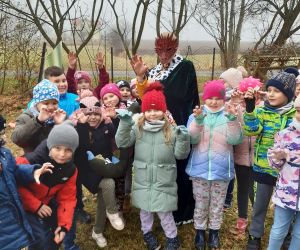 Szczęśliwe zakończenie -królowa dotarła do swej krainy , a smok zatrzymany