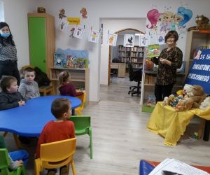 Na zdjęciu znajdują się osoby w bibliotece.