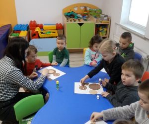 Na zdjęciu znajdują się osoby w bibliotece.