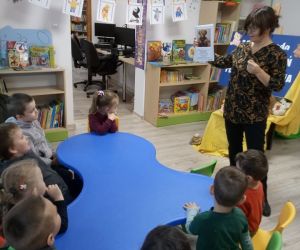 Na zdjęciu znajdują się osoby w bibliotece.