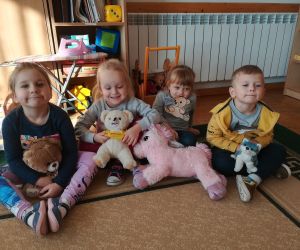 Dzieci ze swoimi „pluszaczkami”
