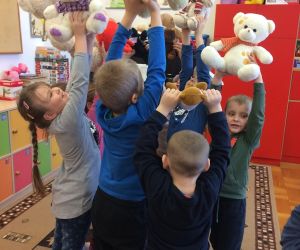 Dzieci tańczą z misiami