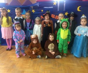 Dzieci prezentują przebrania andrzejkowe