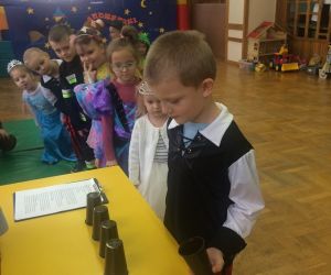 Dzieci wybierają kubeczki z wróżbą