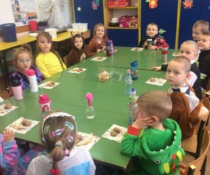 Dzieci częstują się faworkami i pierniczkami