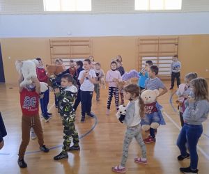 Uczniowie klas I-III prezentują przyniesione do szkoły misie