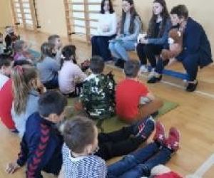 Uczniowie poznają historię pluszowego misia