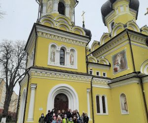 Uczniowie stoją przed Cerkwią