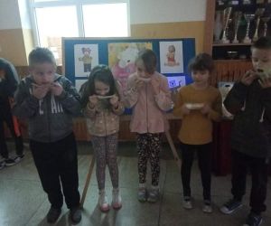 Uczniowie zlizują z talerzyka małe co nieco