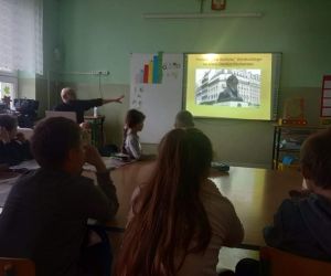 Prowadzący zapoznaje uczniów z teatrzykiem kamishibai