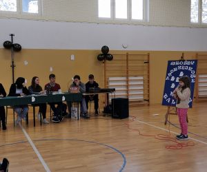 Uczennica śpiewa piosenkę