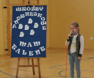 Uczennica recytuje wiersz
