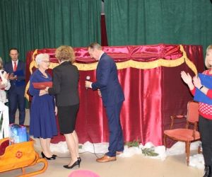 Osoby na środku sceny, gratulację, wręczanie nagród. 