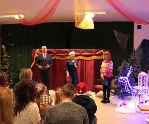 Osoby na środku sceny przemawiają do mikrofonu.