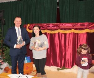 Osoby na środku sceny.