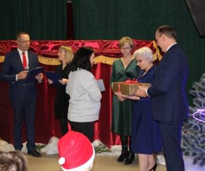 Osoby przemawiają na środku sceny.