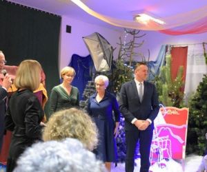 Osoby stoją na środku sali.