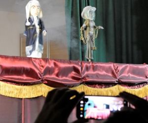 Kukiełki w przedstawieniu teatrzyku kukiełkowym. 