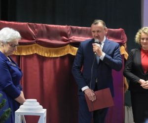 Osoby przemawiają na środku sceny.