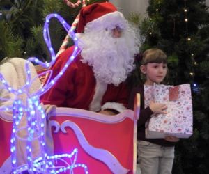 Dziecko z Mikołajem.