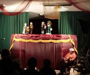 Kukiełki w przedstawieniu teatrzyku kukiełkowym. 