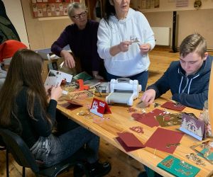 Objaśnianie sposobu wykonania kartek świątecznych przez Panie z KGW Mieniany