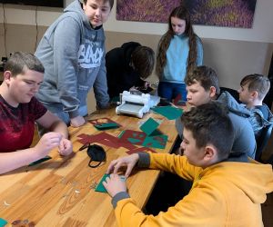 Wykonanie kartek świątecznych przez uczniów