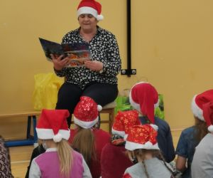  Pani bibliotekarka czyta świąteczne opowieści