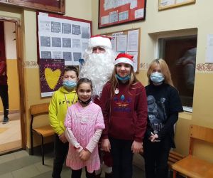 Uczniowie klasy V z Mikołajem