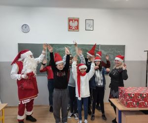 Uczniowie klasy VII radośnie witają Mikołaja 
