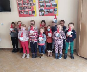 Grupa dzieci trzyma świąteczne krasnale.