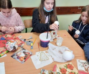 Uczennice ozdabiają styropianowe bombki