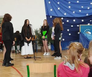 Uczennica śpiewa pastorałkę