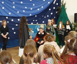 Uczennica przebrana za śmierć przychodzi do króla Heroda