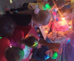 dziewczynka wybiera karteczkę