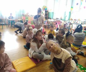 dzieci słuchają historii o misiu