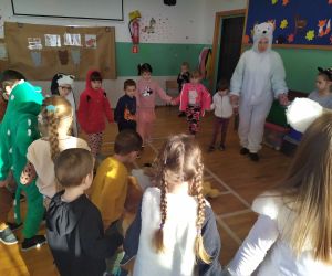 dzieci tańczą w kółeczku