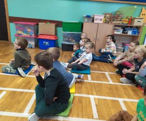 dzieci siedzą na podłodze