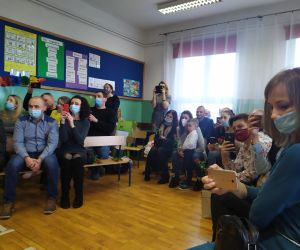 rodzice oglądają występ dzieci