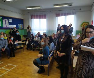 ludzie oglądają występ