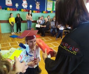 dyrektor pasuje dziewczynkę