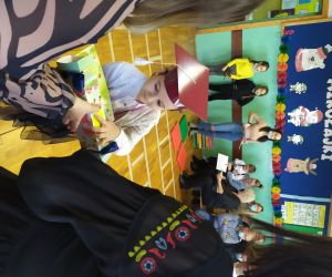 dziecko dostaje upominki