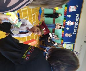 dziecko przyjmuje gratulacje