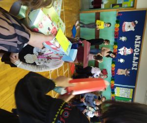 dyrektor pasuje ołówkiem