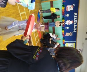 dyrektor pasuje dziewczynkę