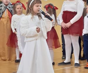 .Uczennica kl.2 recytuje wiersz pt. Opłatek