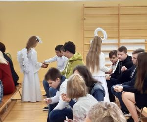 Aniołowie  dzielą się  opłatkiem z uczniami naszej szkoły